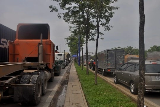 Trong khi đó, gần 10 km trên đường Mai Chí Thọ hướng từ ngã ba Cát Lái kéo dài đến cảng Cát Lái cũng rơi vào tình trạng quá tải khi hàng ngàn phương tiện liên tục dồn về cảng. Xe container, xe tải rồng rắn, xếp hàng kéo dài, không thể di chuyển.