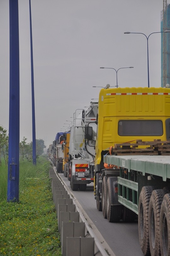 Khoảng 9 giờ cùng ngày, tình trạng ùn tắc càng trở nên nghiêm trọng hơn và lan ra nhiều tuyến đường lân cận như Mai Chí Thọ, Vành đai phía Đông, Nguyễn Thị Định...
