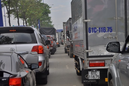 Dòng xe xếp hàng kéo dài gần 10 km trên đường Mai Chí Thọ, hướng từ ngã ba Cát Lái đến cảng Cát Lái (quận 2).