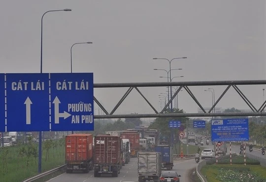 Tuyến đường vào cảng Cát Lái thường xảy ra tình trạng ùn ứ giao thông. Trước đó, ngày 9-5, đường vào cảng Cát Lái cũng xảy ra kẹt xe kéo dài hơn 10 giờ.