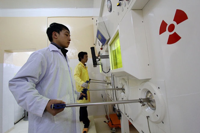 Giu thiet bi phong xa trong… ket sat dung tien hinh anh