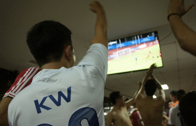 Bat 3 nghi can chem chet nguoi dang xem tran Viet Nam - Lao hinh anh