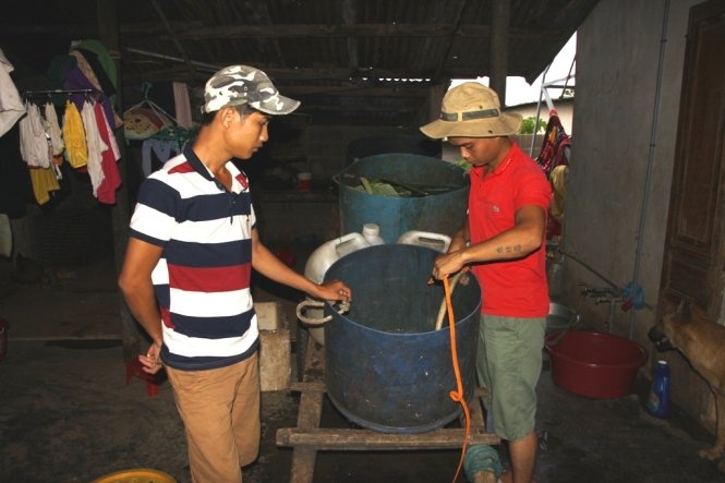 Bị cắt nước liên tục, người dân thị trấn Khe Sanh phải đi mua nước với giá 120.000/m3 để sinh hoạt.