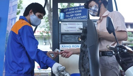 Lay 1,5 ty dong ban xang dau ‘nuong’ vao bong da hinh anh