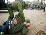 Dung kiem chong lai cong an sau khi bi phat hien trom cap hinh anh
