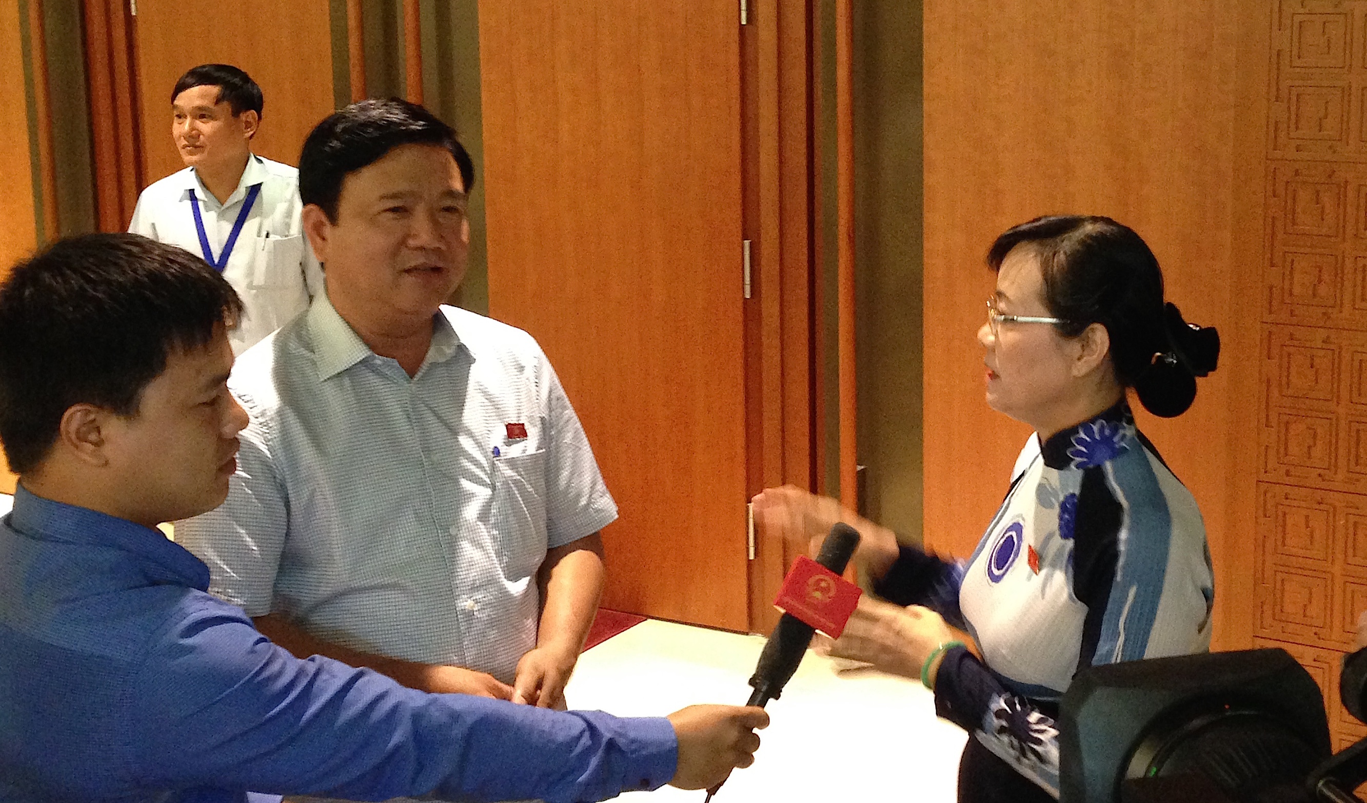 Đại biểu Quyết Tâm tranh luận với Bộ trưởng Thăng - Ảnh: V.V.Thành