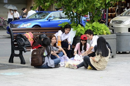 Dọc hai bên hành lang quảng trường đi bộ Nguyễn Huệ lắp đặt 20 ghế gỗ. 