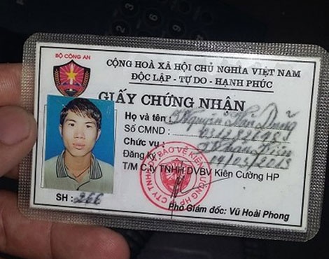 Mặt trong của tấm thẻ bảo vệ.