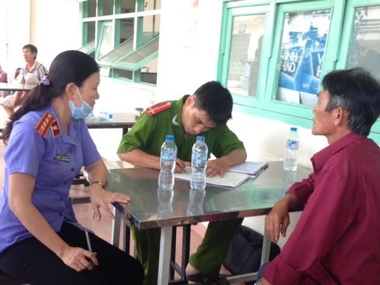Đại diện VKSND quận Thủ Đức chứng kiến công an ghi lời khai tại Bệnh viện Thủ Đức.