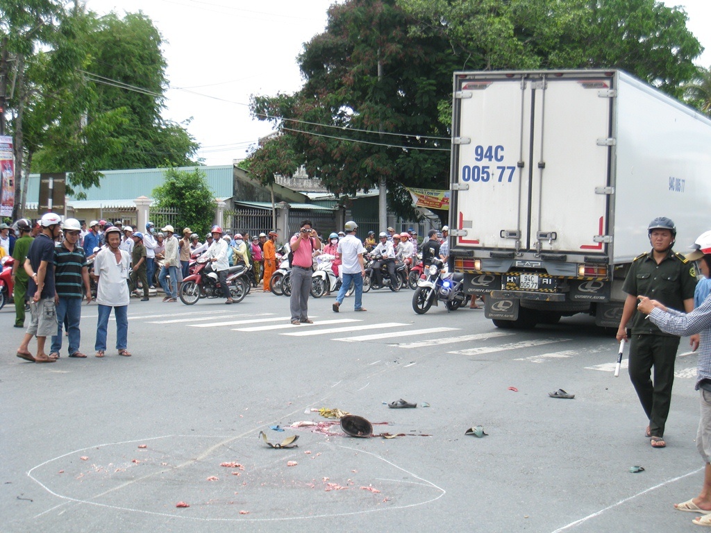 Bi xe tai can chet sau khi chon cat em trai ve hinh anh