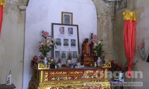 Ban thờ gia tộc họ Hoàng trong khu lăng mộ Hoàng Cao Khải.