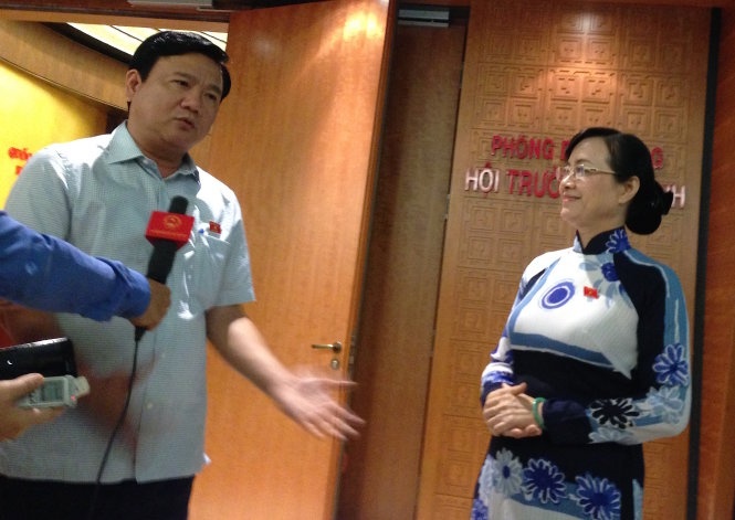 Bộ trưởng Đinh La Thăng và đại biểu Nguyễn Thị Quyết Tâm tranh luận về mức thu phí đường bộ đối với xe máy trong giờ giải lao của Quốc hội.