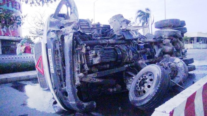 Trục trước của xe bị gãy rời.