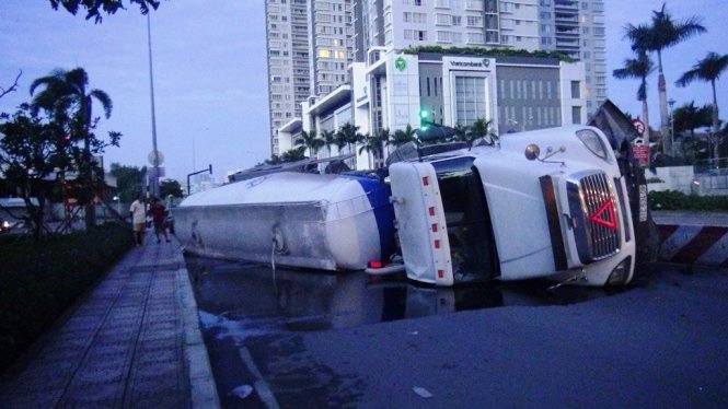 Xe dau keo lat ngang duong sau tieng no lon hinh anh