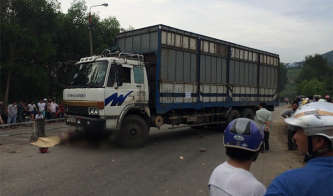 Xe cho dam go tong chet 4 nguoi trong mot gia dinh hinh anh