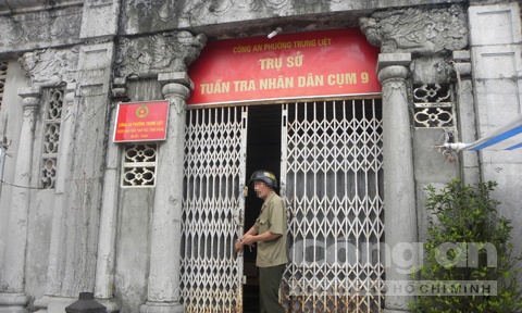 Chỉ cho khách vào vài phút, ông tổ trưởng dân phố này đã nhanh chóng đóng cửa.