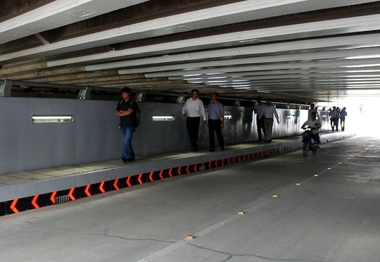 Đại diện Sở Giao thông vận tải TP HCM, chủ đầu tư và đơn vị thi công kiểm tra những vết nứt dưới hầm.