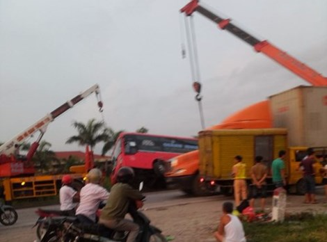 Xe giuong nam lon mot vong tren duong hinh anh