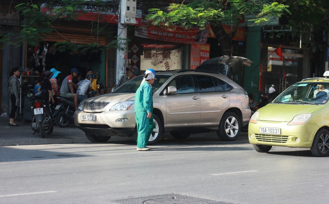Nam nan nhan bi tat axit tren xe Lexus co nguy co bi mu hinh anh