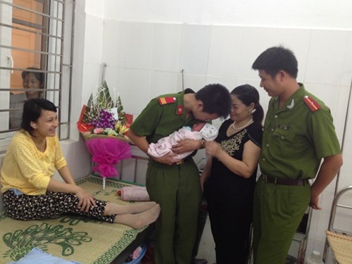 Chuyen canh sat hinh su... do de giua dem dong gio hinh anh