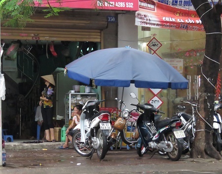 Vụ tạt axit 2 người hàng xóm diễn ra ngay đầu ngõ khiến cả khu dân cư ngõ 346 Tô Hiệu choáng váng.