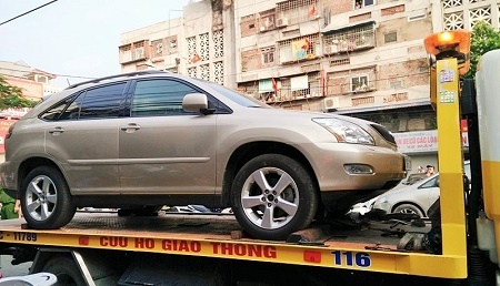 Giay phut cap doi linh tron ca axit khi ngoi tren xe Lexus hinh anh
