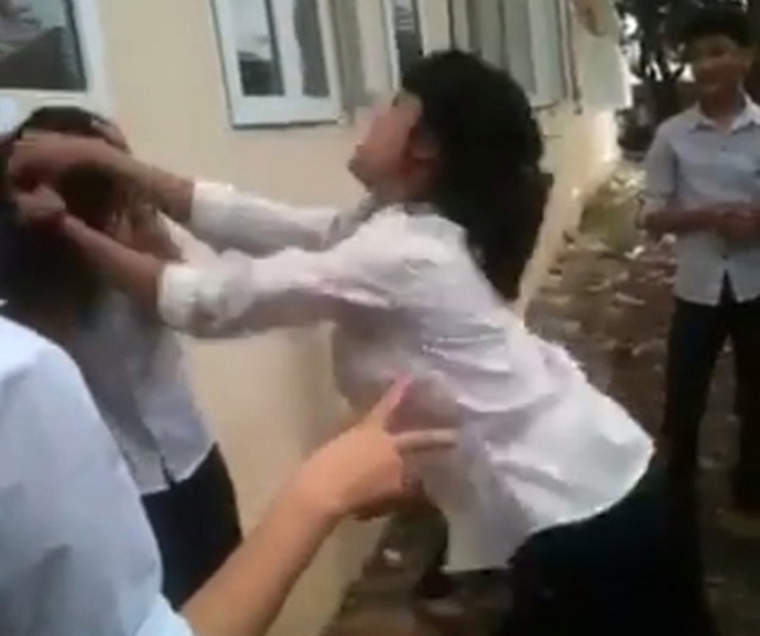 Vu nu sinh Ha Noi danh ban nhu giang ho la do… hieu lam hinh anh