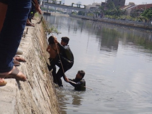 Bi phat hien trom cho, nhay xuong song khong thoat hinh anh