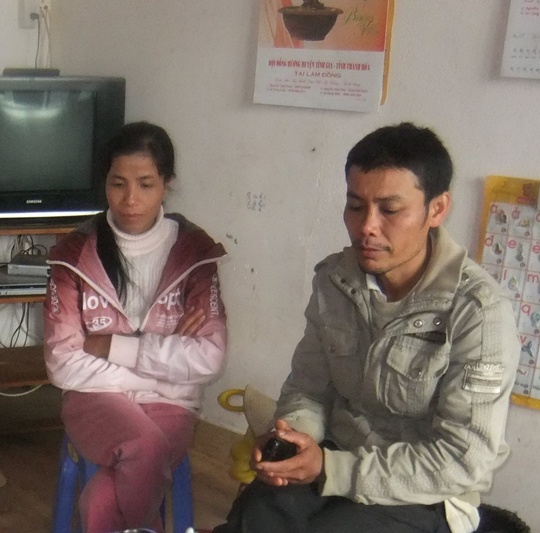 Vợ chồng ông Huynh lo lắng cho số phận của đứa con nhỏ.