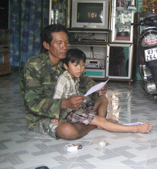 Ông Thạch Suôl đang xem lá thư của người lạ mặt gửi.