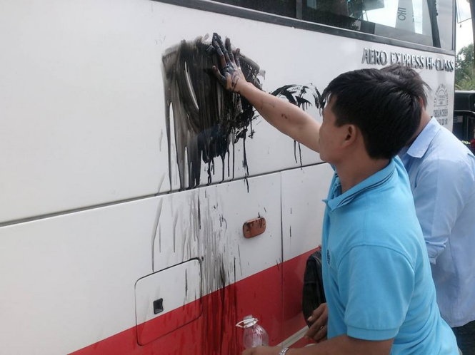 Xe dua khach du lich Quang Binh bi nem son de doa hinh anh
