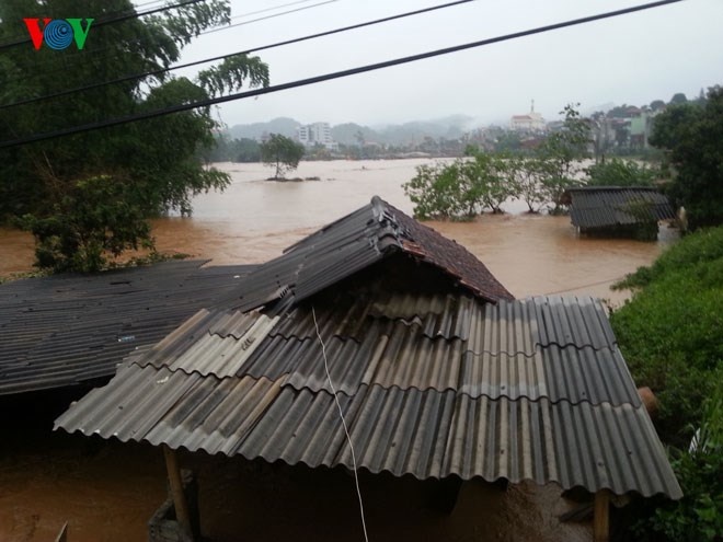 Theo thông tin ban đầu tại xã Tông Lệnh và xã Bon Phặng, mưa lũ đã làm chết 5 người, 3 người hiện đang mất tích..