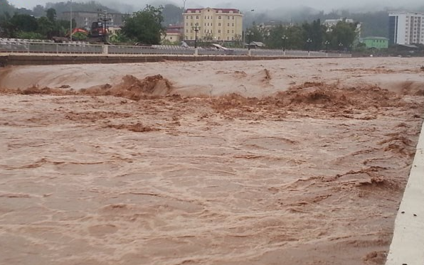 Mua lu lam ngap xe khach, 30 nguoi dap cua thoat than hinh anh