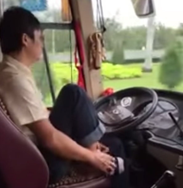 Tai xe xe khach vua lai vua di tat xo giay hinh anh