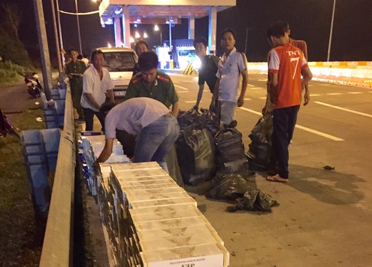 Gap cong an, bo xe oto chay vao rung tram thoat than hinh anh