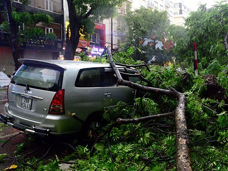 Nhung cach di xe may, oto an toan duoi troi mua bao hinh anh