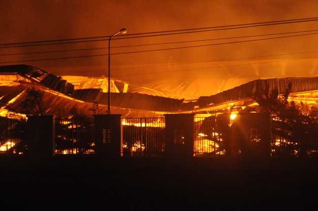 30 ngan m2 kho giay trong KCN Nhon Trach chim trong bien lua hinh anh