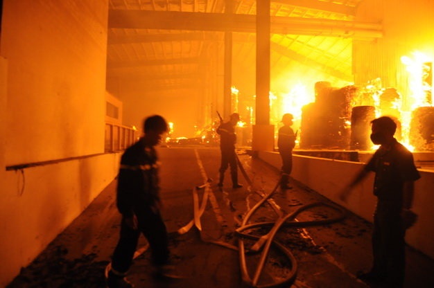 Lực lượng chức năng đang chữa cháy.