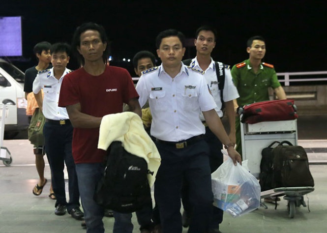 Tối 24-6, lực lượng chức năng Bộ tư lệnh Vùng Cảnh sát biển 4 di lý tám đối tượng thực hiện vụ cướp tàu dầu Orkim Harmony (Malaysia) ra Hà Nội để Cục Cảnh sát hình sự tiếp tục điều tra.