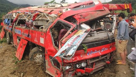 Xe khach lao xuong vuc tai deo Lo Xo hong hop den hinh anh