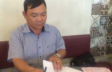 Ông Nguyễn Văn Hải, cha của bị án Nguyễn Văn Vĩnh, cùng hồ sơ kêu oan cho con.