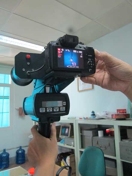  Cận cảnh một máy đo tốc độ kết hợp máy ảnh kỹ thuật số.