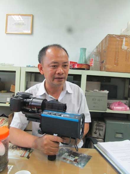 Đại diện Viện Đo lường Quốc gia giải thích nguyên lý hoạt động của một máy bắn tốc độ .