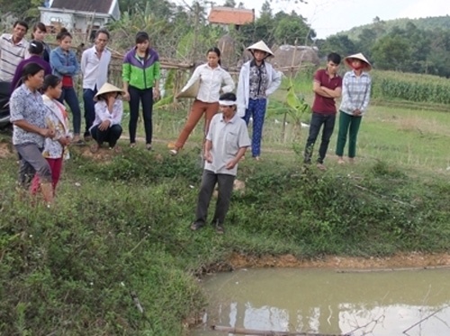 Ba xac chet duoi kenh Khang Chien hinh anh