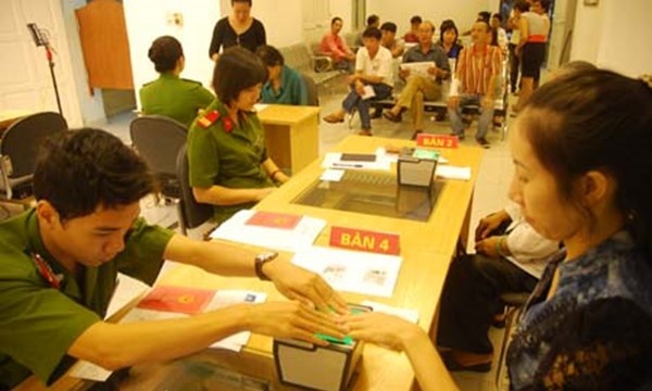 CMND het han, lam lai noi thuong tru hay tam tru? hinh anh