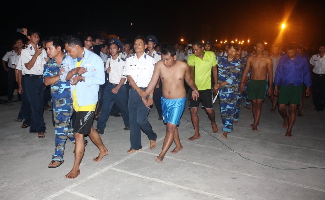 Áp giải bọn cướp biển về Vũng Tàu lúc 21h.