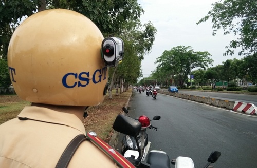 CSGT, cong an phuong duoc dung dien thoai rieng ghi hinh? hinh anh