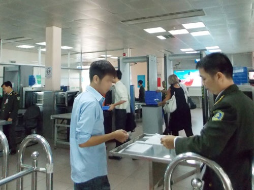 Ro nan dung giay to gia di may bay hinh anh