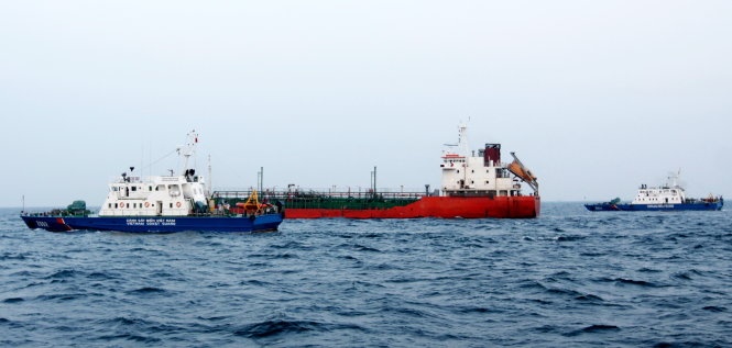 Canh sat bien VN cham tran cuop bien: Di tim con tau 'mu' hinh anh