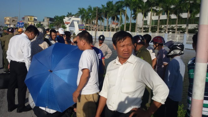 Mot phu huynh tu vong do dot quy khi dua con di thi hinh anh